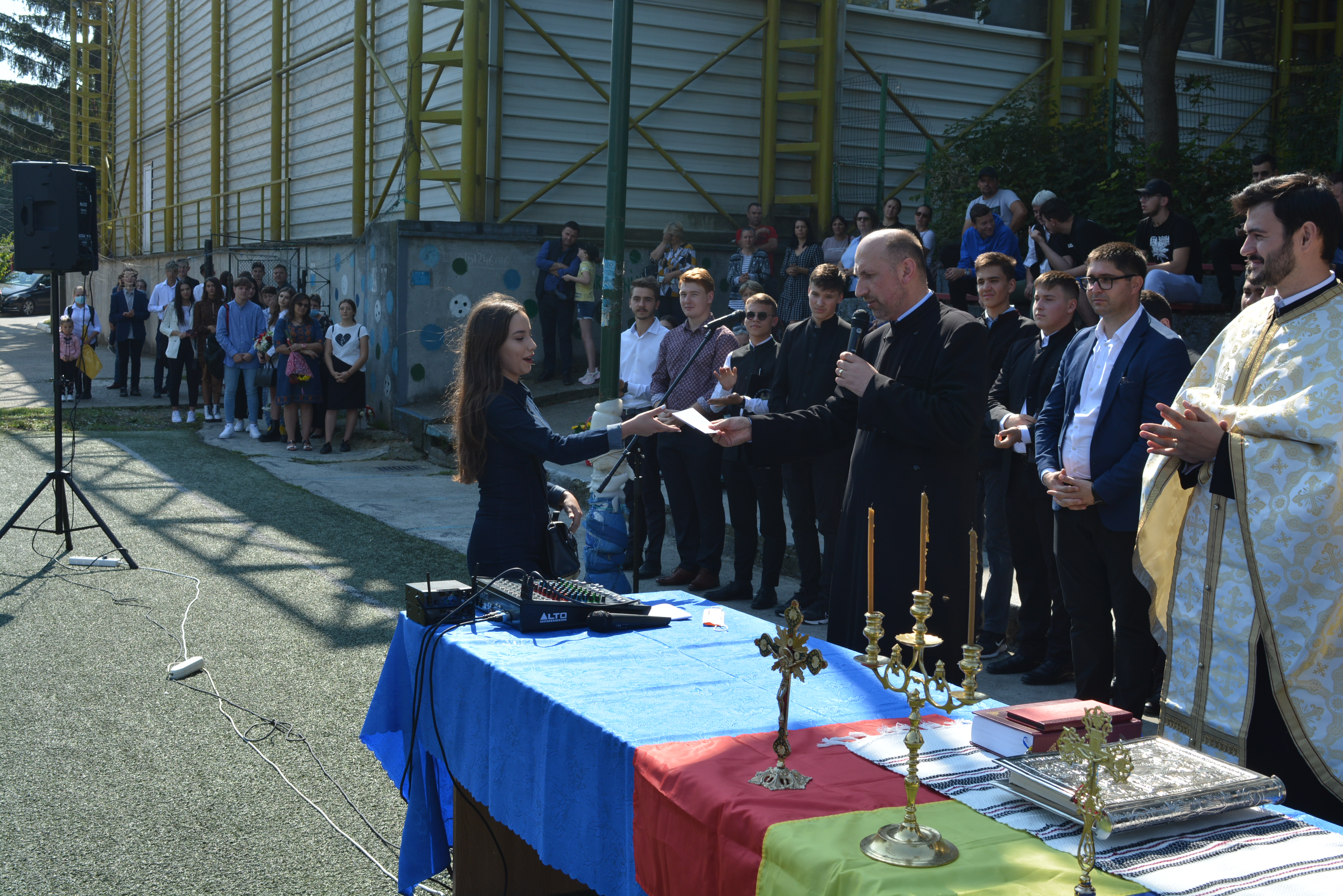 Părintele Partenie Apostoaie oferind Bursa IPS Teofan de 1000 de lei elevei Cozma Maria Părintele Partenie Apostoaie oferind Bursa IPS Teofan de 1000 de lei elevei Cozma Maria