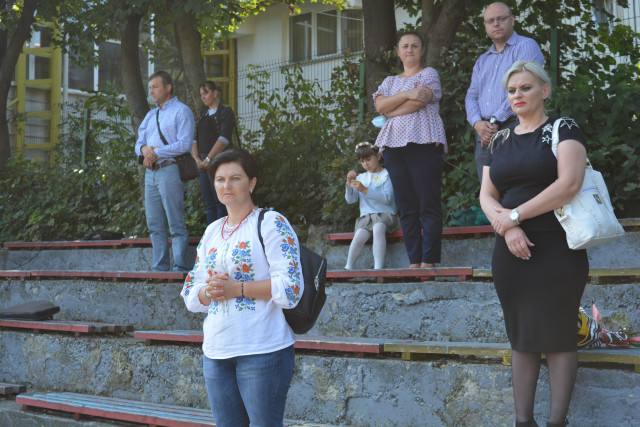 Părinți ai elevilor participând la festivitate