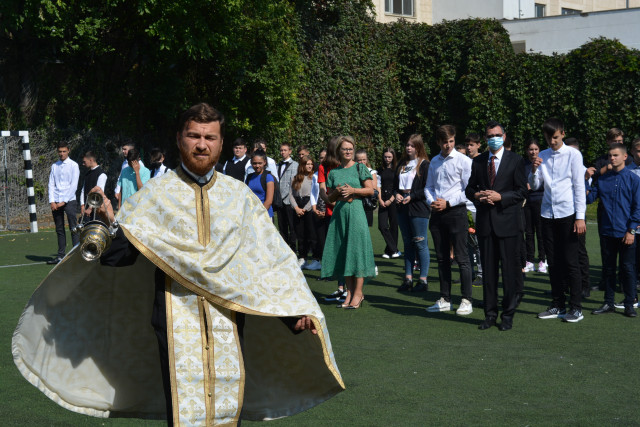 Părintele Claudiu Ionescu cădind