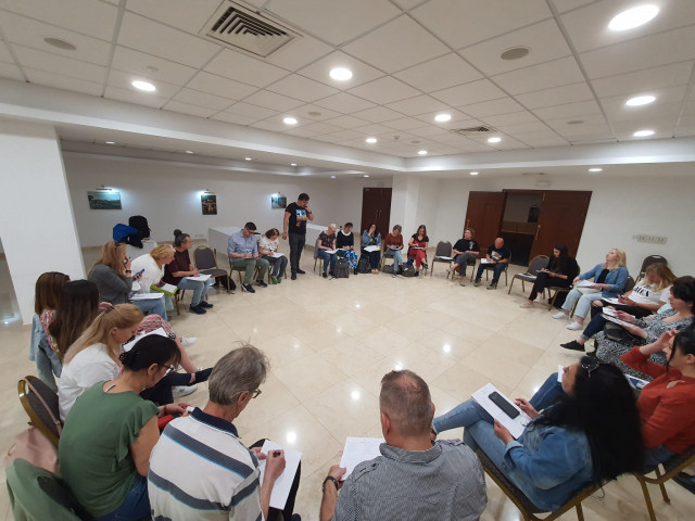 Schimb de bune practici la nivel european la Seminarul Teologic Liceal Ortodox “Sfântul Gheorghe” Botoșani  	  În perioada 7 -11 .05.2022 trei cadre didactice de la Seminarul Teologic Liceal Ortodox ,,Sf. Gheorghe" Botoșani ( Pr.prof.dr. Daniel Dascălu, Cezar Grădinaru și Adina Papuc) au participat la cursul ,,Soft skills". Cursul face parte din proiectul FAITH (credinta ) – Foster ability, inclusion ,tenderness, harmony, proiect cu finantare europeană, in cadrul programului Erasmus +, Actiunea K1, si a avu